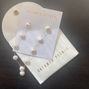 Untamed Petals Harper Pearl Drop Earrings (Gold) - NEW with pouch